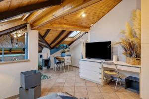 TV a/nebo společenská místnost v ubytování Mansarda Sotto Le Stelle