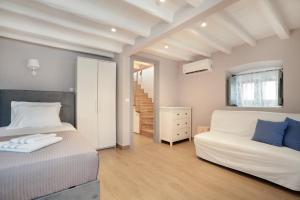 une chambre avec deux lits et un escalier dans l'établissement Koilada Family House 1, à Koilás