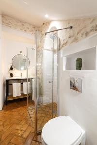 ein Badezimmer mit Dusche und Toilette in der Unterkunft Galteo Almendra in Ronda