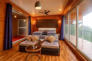 Postel nebo postele na pokoji v ubytování Rumourss Sky Villa & Resort