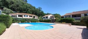 una piscina in un cortile accanto a una casa di Coconhut Studio - Terrace - Pool a Villeneuve-Loubet