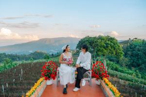 Landskap semula jadi dekat dengan perkhemahan mewah