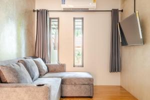 バーン・クロンムアンにあるCactus Villa 2024のソファと薄型テレビのあるリビングルーム