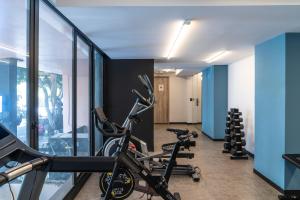 - une salle de sport avec 2 vélos d'exercice dans l'établissement NIU Reforma, à Mexico