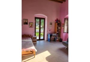 Una sala de estar con paredes rosas y una mesa. en Villa Two Pine Trees, en Alinda