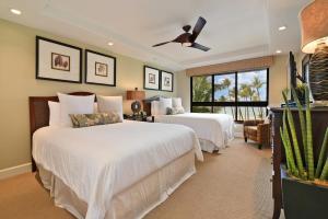 カアナパリにあるKaanapali Alii 456 · ALII 456 OceanFront Tropical Getaway w Oceaのベッド2台と天井ファン付きの寝室 +52枚の写真
