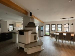 Una cocina y una sala con una mesa y un comedor. en Spessart Oase, en Marktheidenfeld