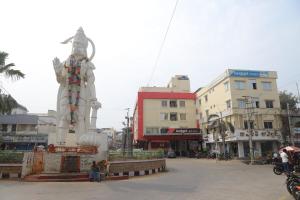 una estatua en medio de una calle con edificios en Budget Hotel, en Khammam