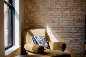 Khu vực ghế ngồi tại Luxury 1 Bedroom Downtown Neenah Flat