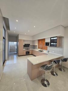 Η κουζίνα ή μικρή κουζίνα στο The horizon sanctuary villa ملاذ الافق +14 φωτογραφίες