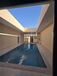 Πισίνα στο ή κοντά στο The horizon sanctuary villa ملاذ الافق