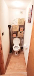 un bagno con un water con dei cestini sopra di Le Vernon N 406 - ST5 a Chamrousse