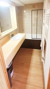 un bagno con lavandino e specchio di Le Vernon N 406 - ST5 a Chamrousse
