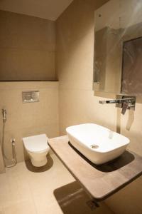 ein Badezimmer mit Waschbecken und Toilette in der Unterkunft Jagrit a Boutique stay in Varanasi