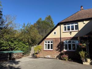 WoottonにあるSquirrel Havenのレンガ造りの家