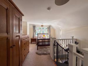 WoottonにあるSquirrel Havenの階段のある廊下と窓のあるキッチン
