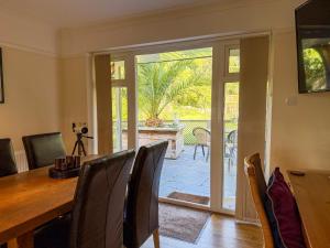 WoottonにあるSquirrel Havenのダイニングルーム(テーブル付)、ガラスのスライドドア