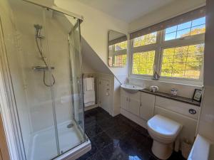 WoottonにあるSquirrel Havenのシャワー、トイレ、洗面台を備えたバスルーム +15枚の写真