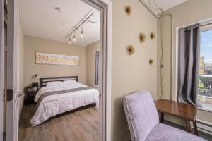 Postel nebo postele na pokoji v ubytování Downtown 2 Bedroom Apartment - Free Parking