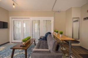 TV a/nebo společenská místnost v ubytování Downtown 2 Bedroom Apartment - Free Parking