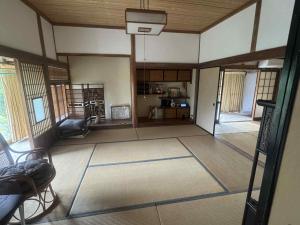 an empty room with a basketball hoop in a house at くりのやかた in Kunisaki