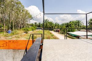 バーン・クロンムアンにあるCactus Villa 2024のランプと背景の木々があるスケートパーク