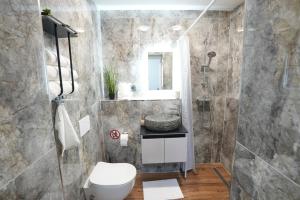 Ένα μπάνιο στο Wohnung IB - Apartment mit Privater Terrasse +14 φωτογραφίες