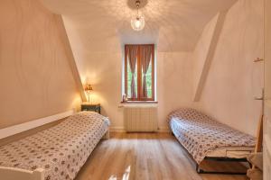 En eller flere senge i et værelse på Grand Gîte du Château de St Geoire