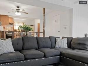 Posezení v ubytování 3-bedroom building in serene Saint Ann with WiFi, AC + 4 fotografie