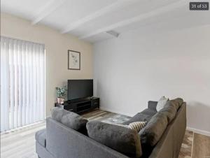 TV a/nebo společenská místnost v ubytování 3-bedroom building in serene Saint Ann with WiFi, AC