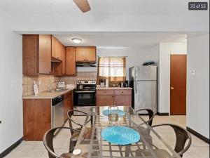 Kuchyň nebo kuchyňský kout v ubytování 3-bedroom building in serene Saint Ann with WiFi, AC