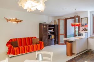 スカルリーノにあるAia Delle Streghe Scarlino maremmaのソファとテーブルのあるリビングルーム