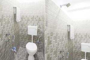 un baño con inodoro y ducha en HOTEL O BABA PREM HOTEL, en Bihta