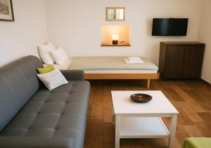 Una sala de estar con un sofá y un televisor. en Prázdninový dům - Bechyně, en Bechyně