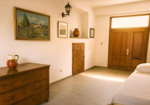 1 dormitorio con 1 cama, vestidor y puerta en Prázdninový dům - Bechyně, en Bechyně