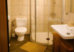 Un baño con inodoro, ducha y lavabo. en Prázdninový dům - Bechyně, en Bechyně 4 fotos más