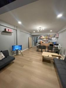 Χώρος καθιστικού στο โรงแรม B24 Hostel