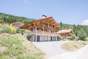 Nespecifikovaný výhled na hory nebo výhled na hory při pohledu z chaty