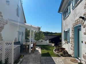 Durlangenにあるkernsaniertes Ferienhaus Annaのテーブルと柵のある家の中庭