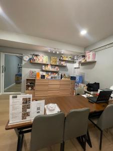 Η κουζίνα ή μικρή κουζίνα στο โรงแรม B24 Hostel +8 φωτογραφίες