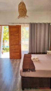 ein Schlafzimmer mit einem Bett mit zwei Schuhen drauf in der Unterkunft Giraffe House Vilankulo in Vilankulo