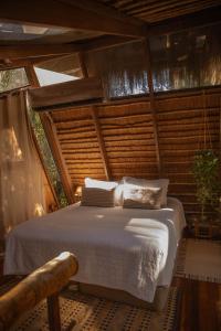 a bedroom with a bed in a tree house at Satori Zen Club in Itauguá