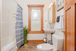a bathroom with a toilet and a sink and a shower at 3 Bedroom Family Home - University of Oshkosh in Oshkosh +16 photos