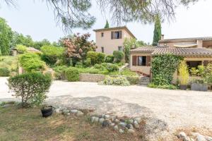 a house with a yard with a driveway at Gite Provençal in Grospierres