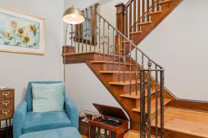 オシュコシュにあるCharacter Family Home - 3 bedroom 2 bathのリビングルーム(青い椅子、階段付)