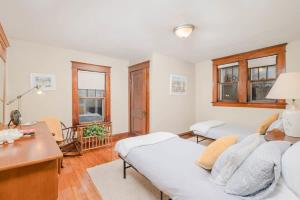 オシュコシュにあるCharacter Family Home - 3 bedroom 2 bathのベッド2台とテーブルのあるリビングルーム