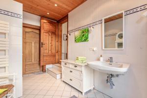 ein Badezimmer mit Waschbecken und Spiegel in der Unterkunft Denkerhof Apartment Auszeit in Reußenköge + 19 Fotos