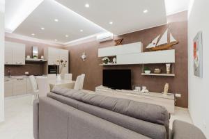 un salon avec un canapé et une salle à manger dans l'établissement Casa Scirocco Marsala, à Marsala
