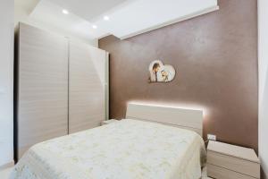 - une chambre avec un lit et un mur marron dans l'établissement Casa Scirocco Marsala, à Marsala