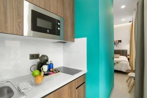 ラスパルマス・デ・グランカナリアにあるAtw Suites Canterasのキッチン(シンクと電子レンジ付きのカウンター付) +138枚の写真